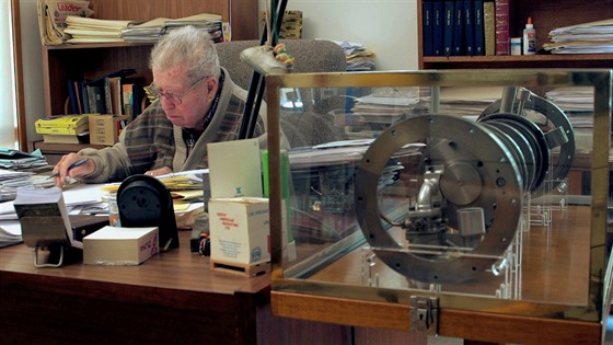 Ladislav Karpíek vedle modelu svého rotaního motoru