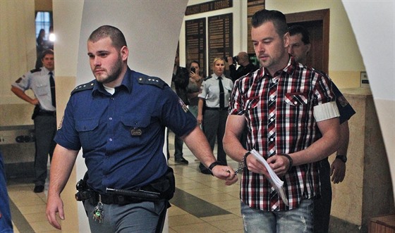 Justiční stráž přivádí Petra Kramného k soudu.