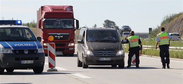 Německo posílilo hlídky u hranic, česká policie kontroluje dálnice D7 a D8