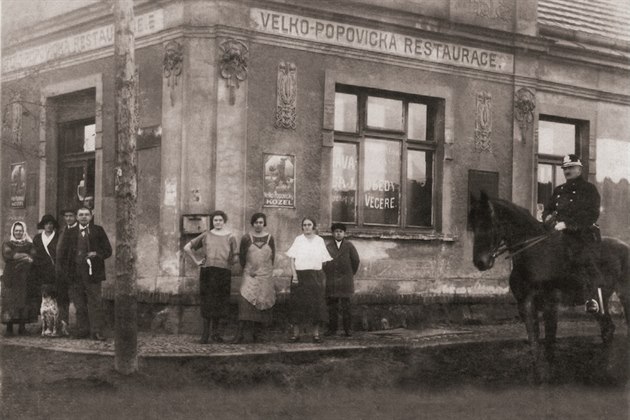 Velko-popovická restaurace, hostinský Padevt kolem roku 1900.