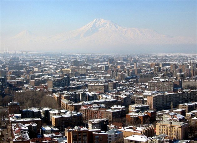 Jerevan v pozadí s horou Ararat.
