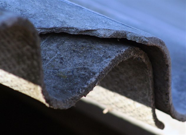 Stení krytina eternit je vyroben z azbestu.