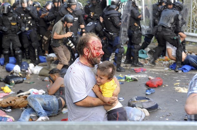 P�i st�ede�ních poty�kách mezi migranty a ma�arskou policií na p�echodu Horgo�...