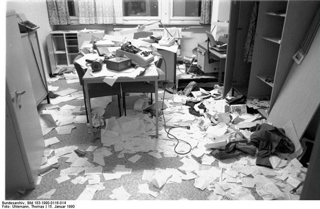 Centrála Stasi poté, co do ní vnikl protestující dav, Berlín 15.1.1990