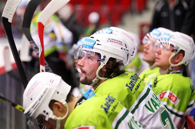 Karlovarský hokejista Michal Vachovec na st�ída�ce