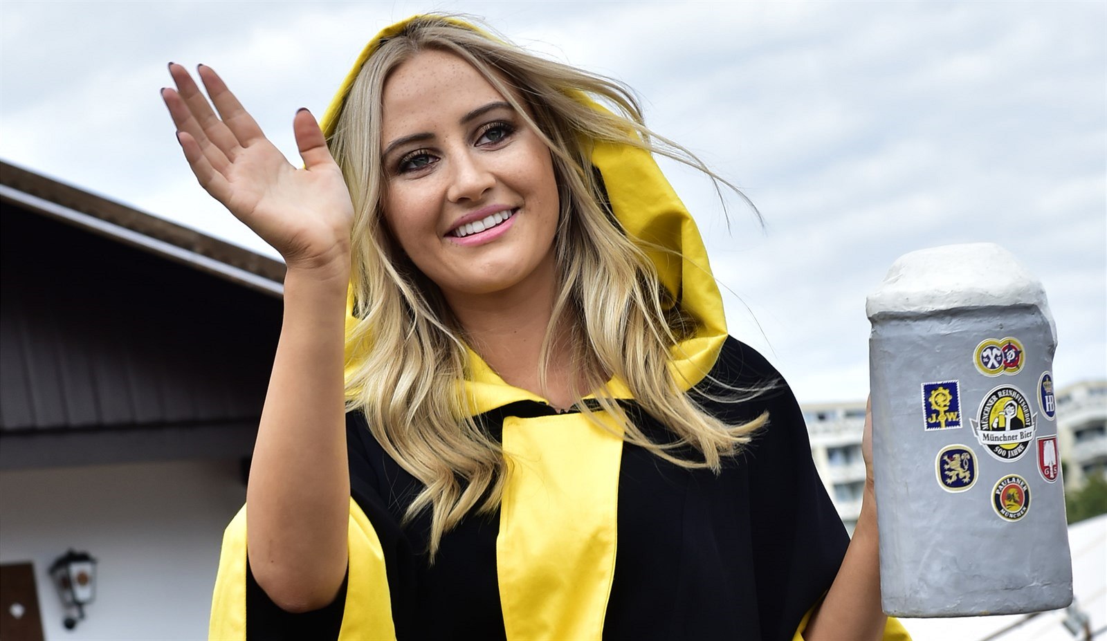 V Mnichov� za�al Oktoberfest, pivo nejde koupit pod deset eur. (19. zá�í 2015)