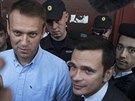 Rutí opoziní politici Alexej Navalnyj (vlevo) a Ilja Jain hovoí v Kostrom...