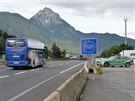 Nmecká policie kontroluje projídjící vozidla na rakouské hranici 15. záí...