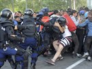 Pi stedeních potykách mezi migranty a maarskou policií na pechodu Horgo...