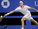 Roger Federer se natahuje po míku ve tvrtfinálovém souboji s Richardem...