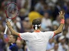 POZDRAV PUBLIKU. Roger Federer se raduje po tvrtfinálovém duelu na US Open.
