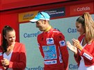 Italský cyklista Fabio Aru si uívá ervený dres i píze hostesek.