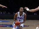 Francouzský basketbalista Tony Parker se chystá na stelu v utkání s Lotyskem