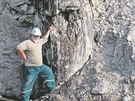 Geolog Zdenk Dvoák v nadloí lomu Vrany u tetihorního zkamenlého stromu...