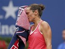 Italská tenistka Roberta Vinciová si utírá pot z ustarané tváe ve finále US...