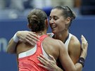 PÁTELSKÉ OBJETÍ. Italská tenistka Roberta Vinicová gratuluje krajance Flavii...