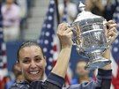 Italská tenistka Flavia Pennettaová se chlubí trofejí z US Open.