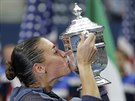 Italská tenistka Flavia Pennettaová líbá trofej z US Open.