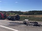 Motork�� p�edj�d�l, v protism�ru se st�etl s osobn�m autem. Nehodu nep�e�il....