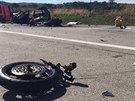 Motork�� p�edj�d�l, v protism�ru se st�etl s osobn�m autem. Nehodu nep�e�il....