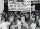 Protestující dav ped centrálou Stasi, 15.1.1990