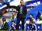 José Mourinho sleduje od postranní áry výkon Chelsea proti Arsenalu.