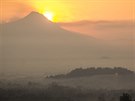 Obrovská betonová hala, jedna árovka a kdesi v dálce slavný Borobudur. Je to...