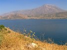 Pohled z ostrova Akdamar na monumentální Candir Da&#287; (3 500 m n. m.)
