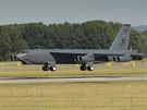 Americký bombardér B-52H Stratofortress přistává na ostravském letišti