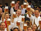 V Mnichov zaal Oktoberfest, pivo nejde koupit pod deset eur (19. záí 2015)