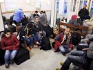 Irátí uprchlíci ekají na vlak do Helsinek ve stanici Kemi na severozápad...