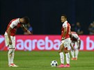Alexis Sánchez a Olivier Giroud (vlevo) z Arsenalu ekání na rozehrání poté, co...