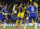 Diego Costa z Chlesea se v zápase Ligy mistr proti Maccabi Tel Aviv pokusil o...