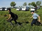 Policista stíhá migranta u chorvatského msta Tovarnik. Za poslední den jich ze...