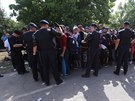 Chorvatská policie bence v Tovarniku shromádila a odvádla do autobus (19....