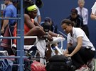 OETENÍ. Serena Williamsová v péi fyzioterapeutky v semifinále US Open.