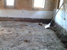 Po odkopání dladic a první vrstvy betonu v kuchyni se odkryla pvodní dlaba...