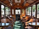V roce 2010 byl salon vozu primátorské tramvaje vybaven nábytkem vyrobeným...