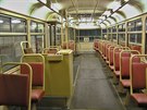 Salón tramvaje T3 íslo 6149 s alounnými sedadly a úzkými vtracími otvory.