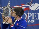 VÍTZNÝ POLIBEK. Srbský tenista Novak Djokovi líbá pohár pro vítze US Open.