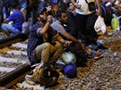 Uprchlíci v noci na pátek ekali na vlakovém nádraí v chorvatském Tovarniku...