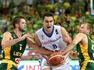 eský basketbalista Tomá Satoranský se seznamuje s tvrdou litevskou obranou.