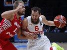 Polský basketbalista Lukasz Koszarek (vlevo) brání Sergia Rodrigueze ze...