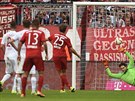 Thomas Müller z Bayernu Mnichov z penalty pekonává Marwina Hitze z Augsburgu.