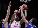 Chorvatský basketbalista Krunoslav Simon (uprosted) bojuje pod eským koem s...