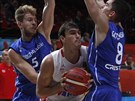 Dario ari z Chorvatska se tlaí do eských basketbalist Patrika Audy (vlevo)...