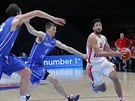 Chorvatský rozehráva Roko Leni Uki (vpravo) uniká eskému basketbalistovi...