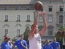 Kamil Brabenec se pi srpnové akci na propagaci basketbalu v Brn pochlubil...