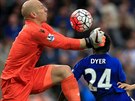 Nathan Dyer z Leicester City se srazil s brankáem Bradem Guzanem z Aston Villa.