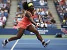 NÁBH NA SÍ. Serena Williamsová se chystá odehrát úder na síti v semifinále US...